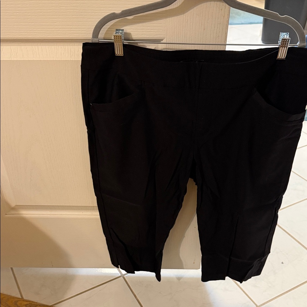 Lee Black Slim Fit Sculpting Capri pants